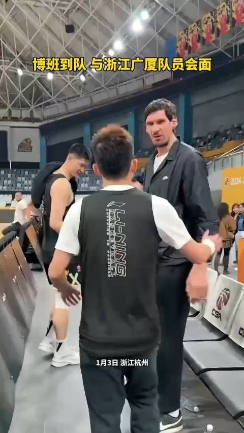 今天博班与广厦男篮完成首次合练,场边博班与同为内线的胡金秋比手掌大小