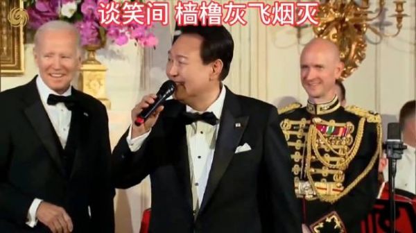 尹卡卡当年也是在白宫一展歌喉的一国总统,想不到如今却落得此般下场……