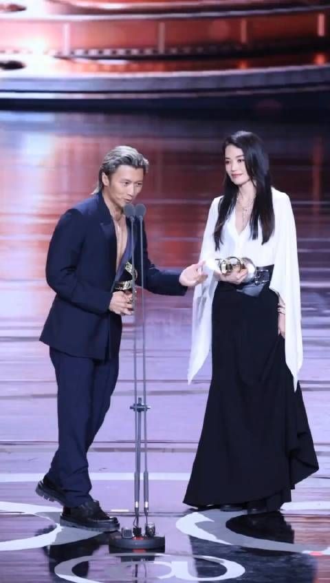 谢霆锋舒淇 无美颜滤镜直拍,这是俊男靓女的天花板了吧!