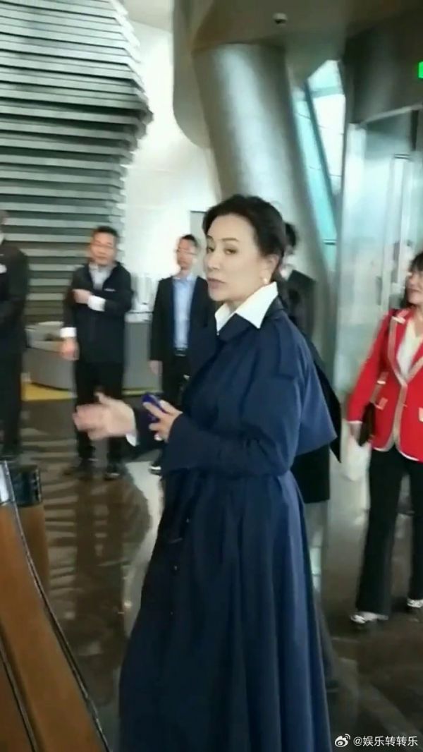 55岁的刘嘉玲永远那么自信,出门从不带保镖不带口罩…