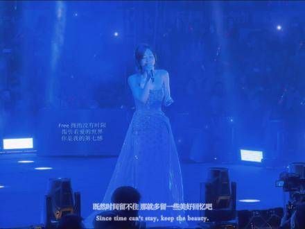 你在舞台中央,我在人群中遥望,青春就这样站在了我面前,闪耀着光芒