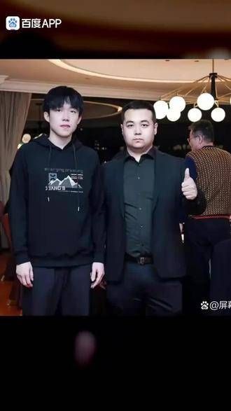 王楚钦庆功宴照片流出,最后一张合照中的女士因边界感获赞无数