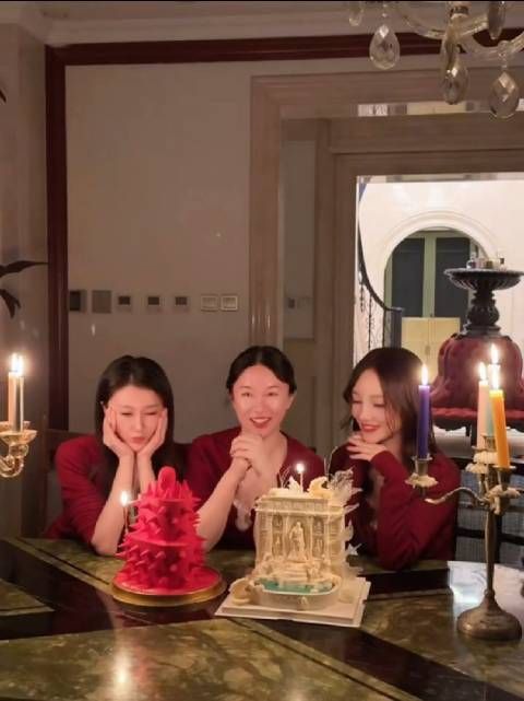 霍思燕李小璐甘薇聚会,三人同穿红色姐妹装美得各有特色,泰迪姐妹团友情还在