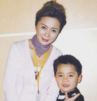 蔡明儿子:隐瞒40年，如今依然单身被蔡明催婚，频繁安排相亲