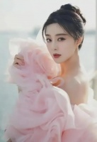 范冰冰参加海外游艇派对，与杨紫琼合影曝光，混得风生水起