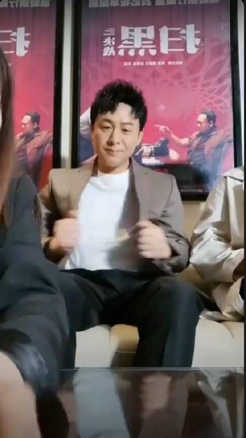 视频流出,上一秒张颂文还在满面春风的看着直播镜头,下一秒把镜头一移…