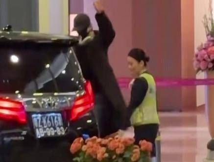 到达深圳了,最后的打招呼动作真是帅气十足!