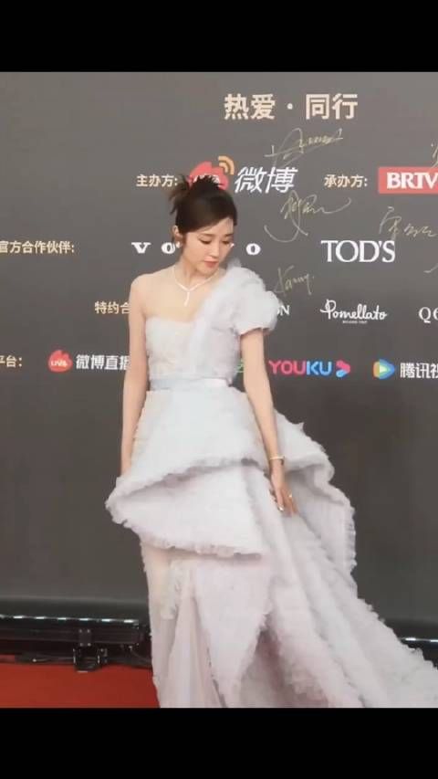 唐艺昕是个懂得爱惜自己的女孩,这身礼服看起来暖和又优雅!