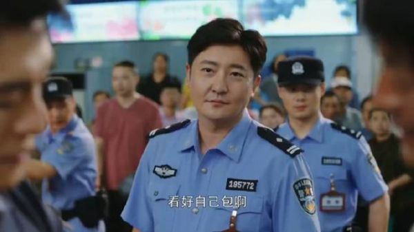 轻松愉快的就抓到了真正的小偷,看的现场人都是一脸懵