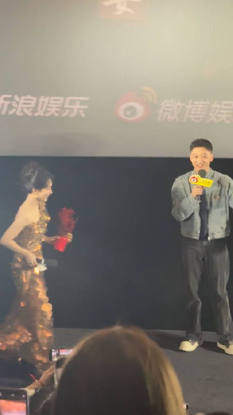 杨紫今天闪亮亮的好漂亮!