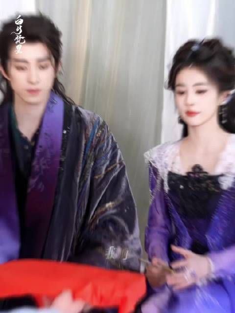 白鹿敖瑞鹏祝全体逐月人不要烦心,这个寓意好,也祝白月开播大吉,明天见!