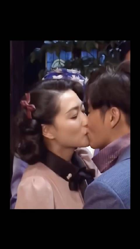 拍戏现场,两人入戏太深,导演早已喊停,两人却难以割舍,陈坤你占我便宜