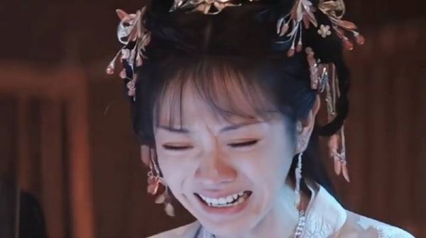真的被田曦薇的哭戏震惊到了,一层一层地递进