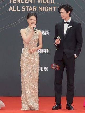 两位俊男美女非常谦让