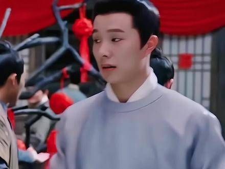 细节就是刚开始时,半夏只喜欢看书,所以她的首饰只有那支玉簪——铃兰发簪