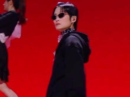 李宇春的帅气真是让内娱其他人都望尘莫及,老天爷这姐就是这么硬核帅气啊!