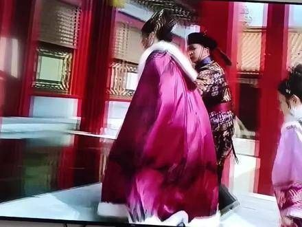 甄嬛传中的华妃娘娘下跪场面堪称经典,让无数观众印象深刻,名场面 甄嬛传