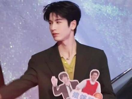 你明白男模张凌赫的魅力吗?他不仅仅是舞台上的焦点,更是无数人心中的偶像
