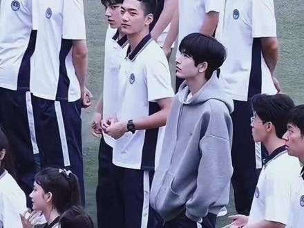 果然,帅哥都喜欢扎堆玩,就像 这样的校园男神…
