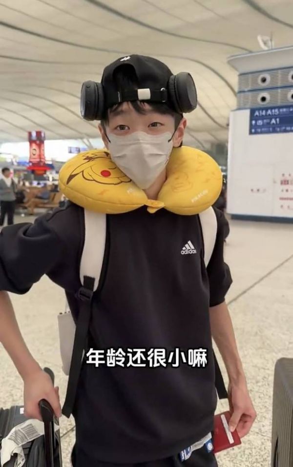 搜狐娱乐讯 近日，杨云晒出儿子杨阳洋香港上学记录，因不能寄宿，自己租房子陪读。