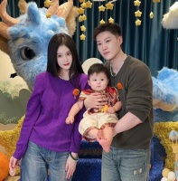 赵本山女儿球球给儿子庆祝一周岁，孩子白白胖胖和舅舅长的很像