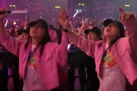 贾玲在刘德华演出跨年，穿粉衣戴棒球帽嫩似少女，瘦回来轻轻松松