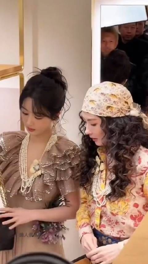 华伦天奴活动上杨紫和张柏芝姐姐合影,两人太美太高雅了 杨紫