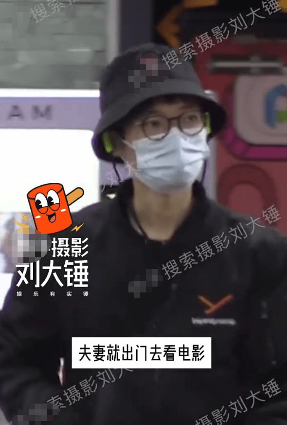 搜狐娱乐讯 近日，摄影师刘大锤称在去年12月拍到李行亮麦琳一起出门看电影，当天两人虽然互动不多，但感情看起来很稳定。 