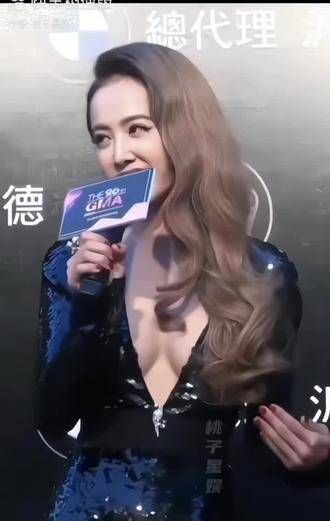 44岁依然少女感满满,既美丽又飒爽,气质出众, 女神 性感