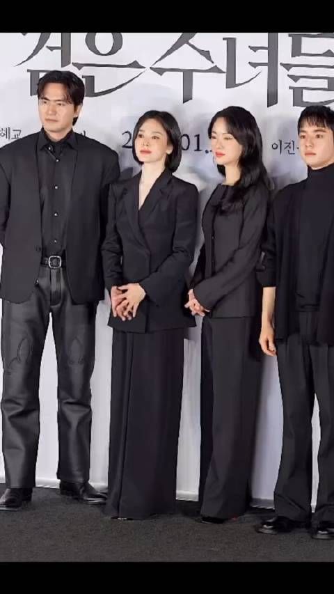 宋慧乔 线下出席活动,43岁你看她美怎么感觉陈妍希她俩越来越像 ?