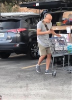 48岁乐嘉近况：移居美国，喝天价矿泉水，他已经走上了一条不归路