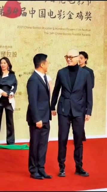 红毯上两次礼让C位,一次被朱亚文拉过去,一次被陈红推过去,真是有趣极了