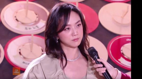 汤唯微博之夜红毯互动cut 第一次来,刚才有遇到李冰冰