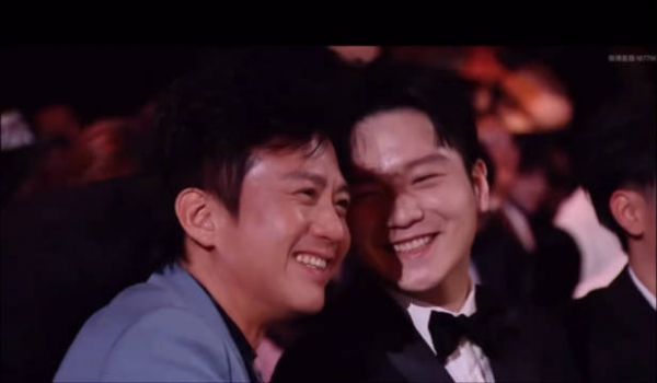樊振东被邓超逗笑了,超哥是向小胖请教乒乓球问题吗