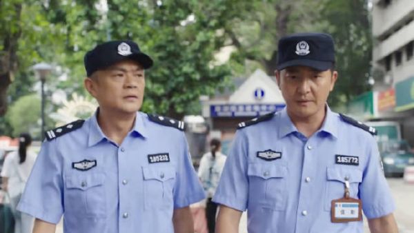 真要被郭京飞笑死了 他一直这么癫吗!?平等撞飞每一个人,连只鸡都不放过!