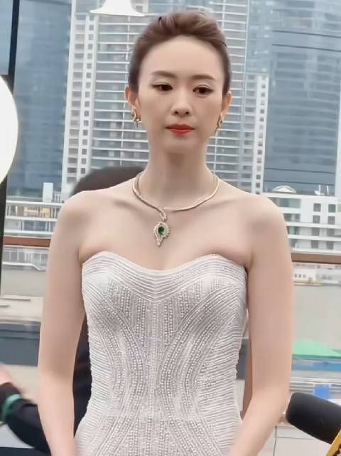 童瑶,五官精致,笑容甜美,有着小章子怡之称