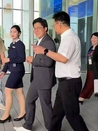 出席活动,这位最低调接地气的豪门成员,常年热衷公益慈善