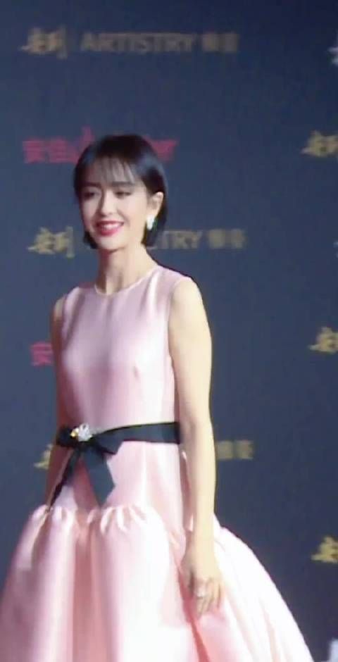 佟丽娅论资历在服装上应该能自己说了算吧,为啥还要穿这种露点的衣服!