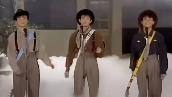小虎队现场《红蜻蜓》,九十年代经典歌曲,青春时光里不可抹灭的记忆…