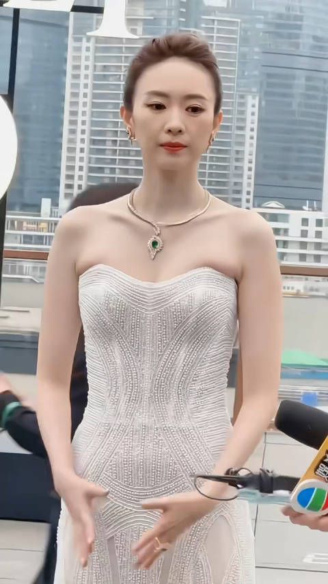 五官精致,笑容甜美,有着小章子怡之称