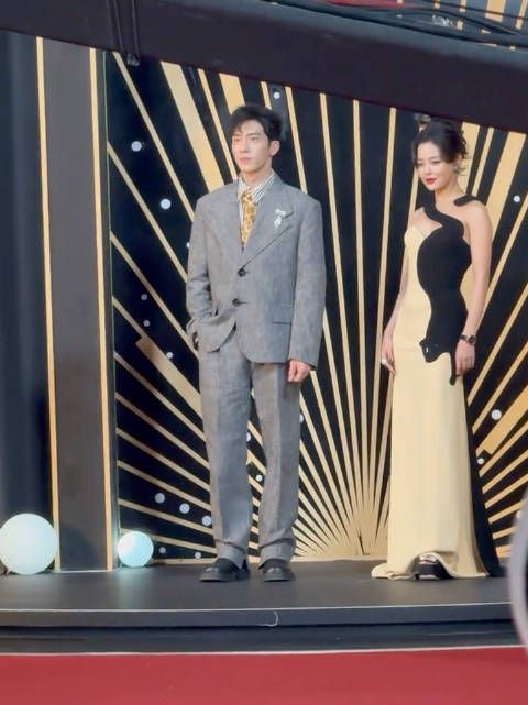 辛芷蕾 、井柏然 亮相微博之夜红毯 !贵公子和平行时空的李李!
