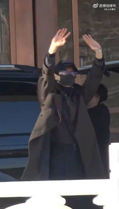 王鹤棣今日出发路透️ 大衣造型好帅,杀青快乐 王鹤棣杭州出发