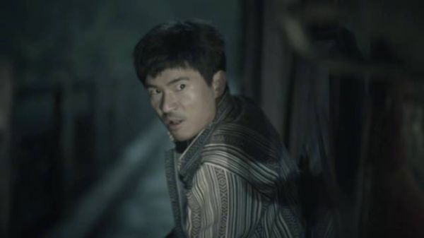 张长山@谭凯kevin 为了保护同事,毅然向前抓住了举起手榴弹的毒贩的手…