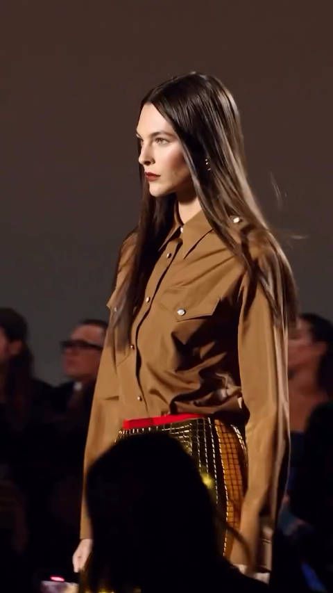 Vittoria Ceretti Versace 2025春夏大秀,从气场到台步VC 永远在线…