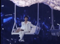 江苏跨年晚会：周深一人分饰多角，主持人在线追星，全程金句不断