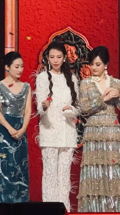 除了感叹孙俪的美貌外,也不止一次得对她的性格圈粉,不仅是在台上或者台下…