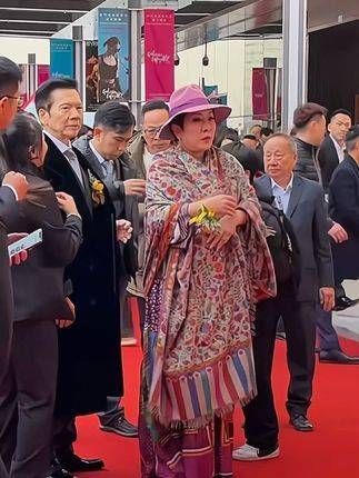 形容庆奶的“傻白甜”其实是爱称,表示她虽然是世俗意义上的大女主…
