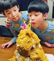 范玮琪为儿子庆祝生日 10岁睿飞睿翔长相帅气