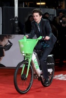 “甜茶”骑共享单车走红毯 因未按规定停放被罚款