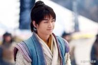 任盈盈死后，令狐冲娶了仪琳、蓝凤凰为妻，生了两个儿子称霸江湖